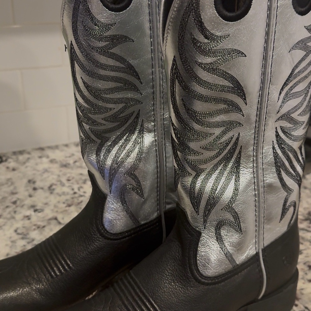 Ariat Women's Cowgirl boots New - Black and silver leather